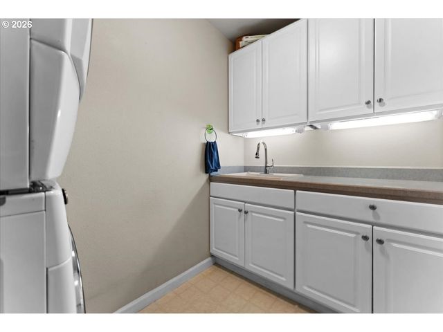 2305 STONEHURST Ct, Lake Oswego, OR 97034