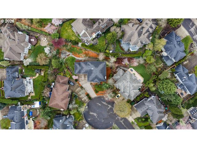 2305 STONEHURST Ct, Lake Oswego, OR 97034