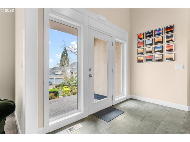 2305 STONEHURST Ct, Lake Oswego, OR 97034