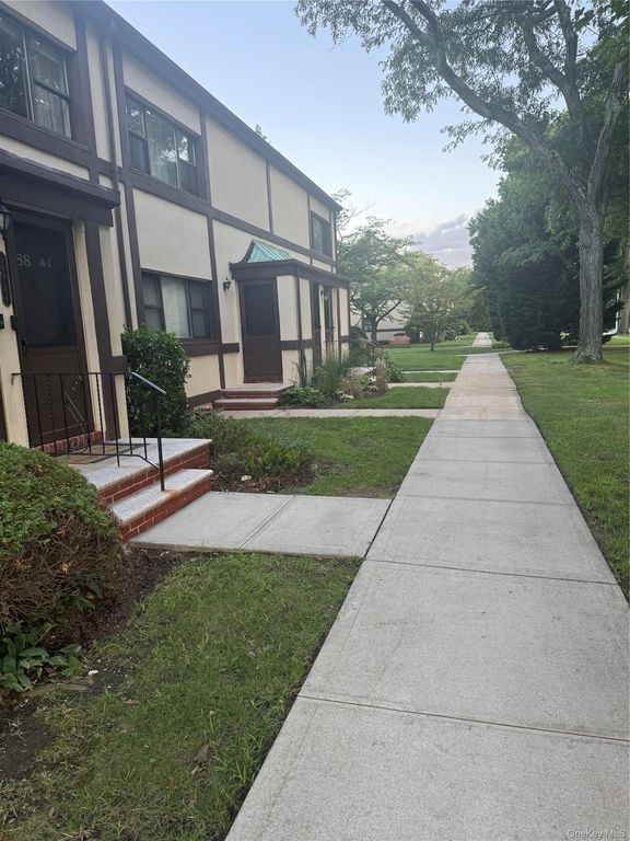 288 Cherry Valley Avenue A1, Garden City, NY 11530 — photo 2