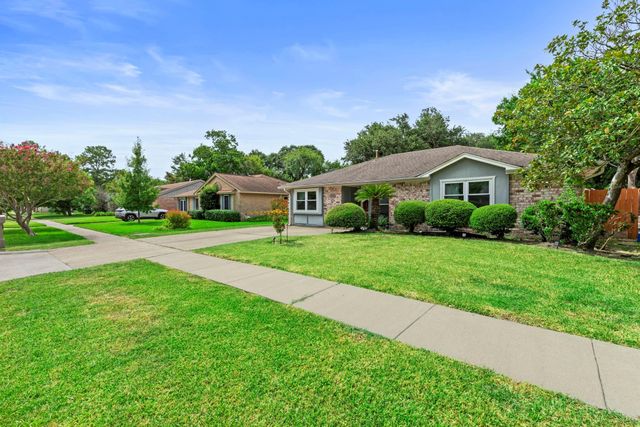 13430 Greenway Dr, Sugar Land, TX 77498