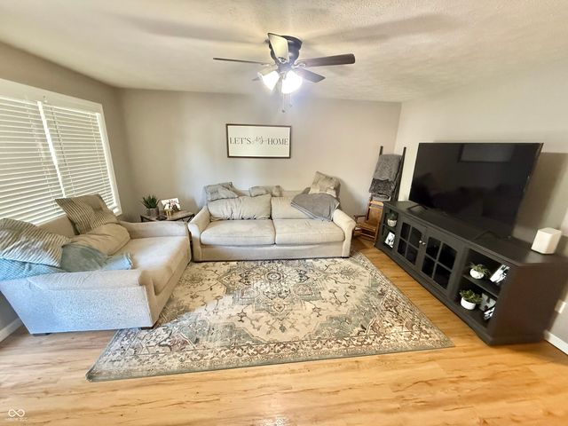 1251 Pin Oak Circle, Seymour, IN 47274
