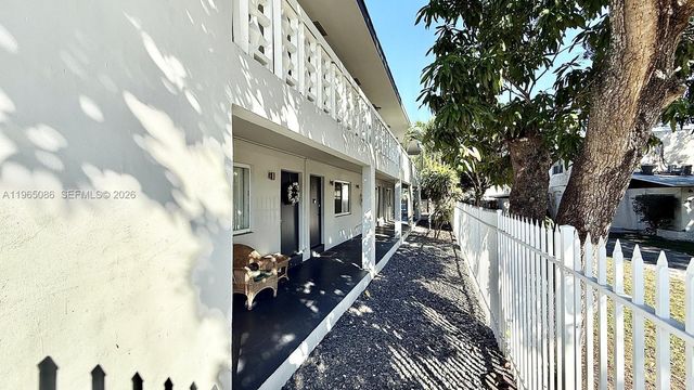 42 SW 14th St 203, Dania Beach, FL 33004