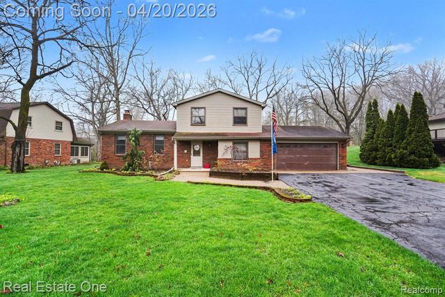 1355 Grebe Road, Highland, MI 48357