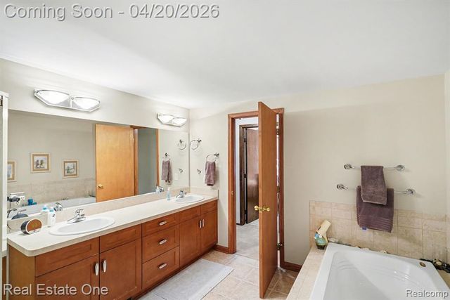1355 Grebe Road, Highland, MI 48357