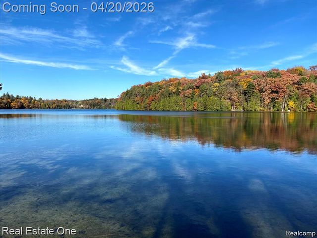1355 Grebe Road, Highland, MI 48357