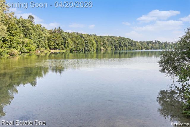 1355 Grebe Road, Highland, MI 48357