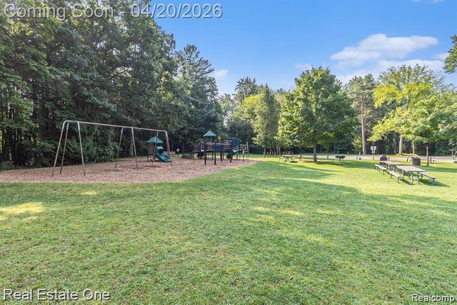 1355 Grebe Road, Highland, MI 48357