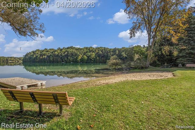 1355 Grebe Road, Highland, MI 48357