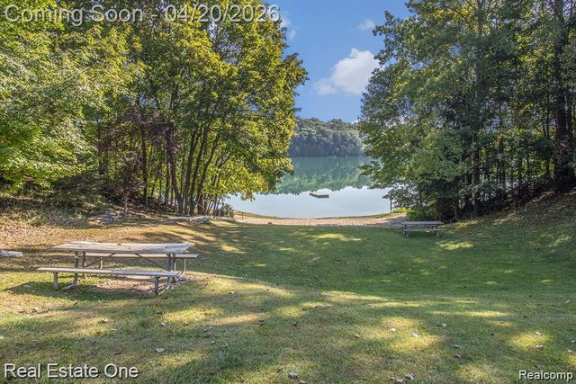 1355 Grebe Road, Highland, MI 48357