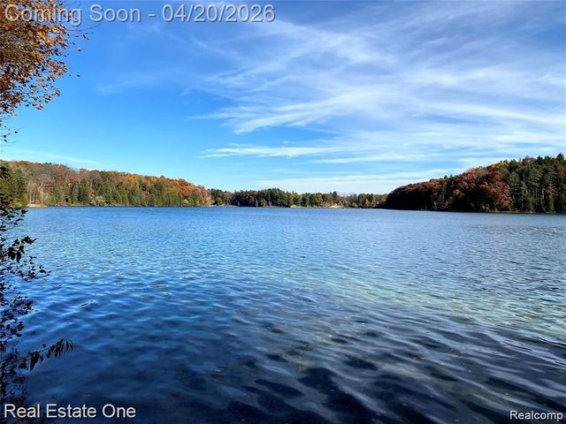 1355 Grebe Road, Highland, MI 48357