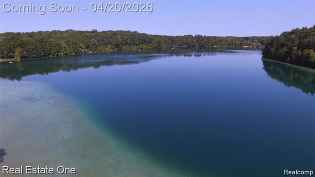1355 Grebe Road, Highland, MI 48357