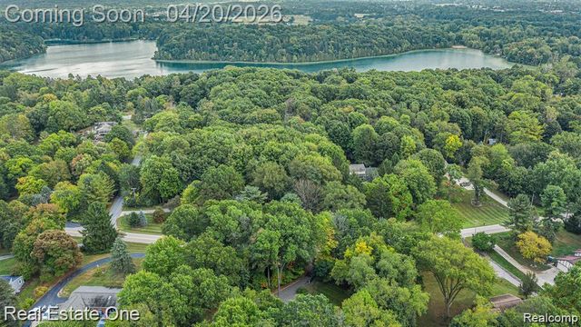 1355 Grebe Road, Highland, MI 48357