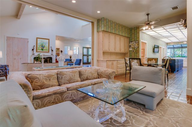 6620 Clubhouse Circle, Dallas, TX 75240