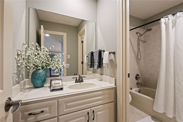 3855 Summer Manor Drive, League City, TX 77573