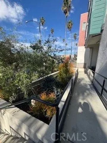152 N Mariposa, Los Angeles, CA 90004