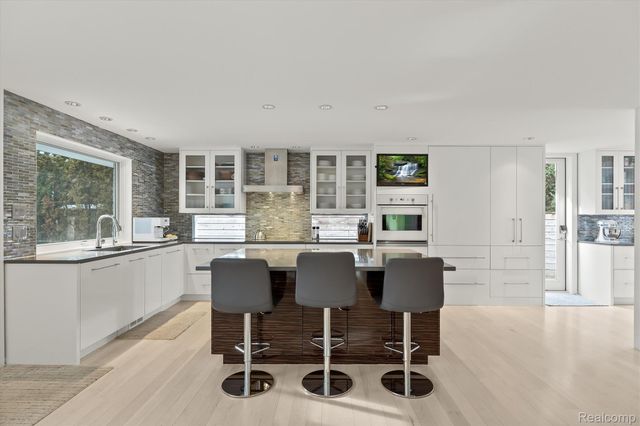 660 Dewey Street, Birmingham, MI 48009