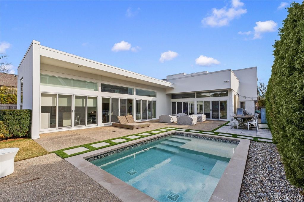 660 Dewey Street, Birmingham, MI 48009