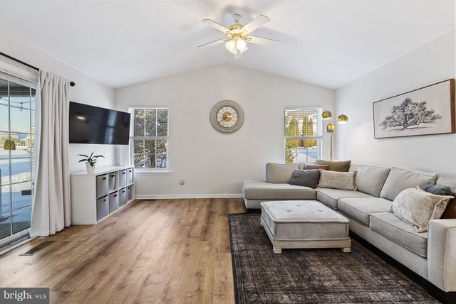 1 GLENEAGLES RD, Royersford, PA 19468