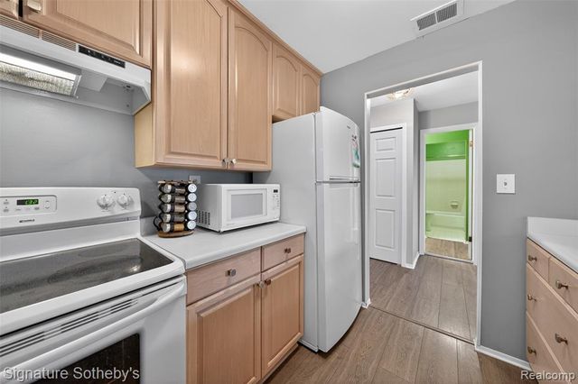 875 S Pontiac Trail B208, Walled Lake, MI 48390