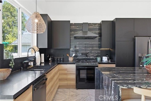 23143 Leonora, Woodland Hills (los Angeles), CA 91367