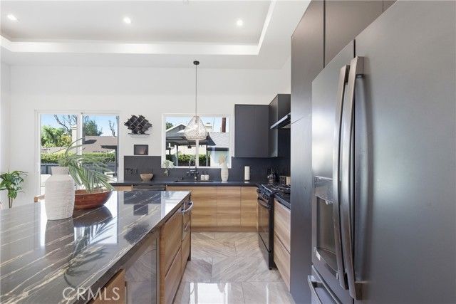 23143 Leonora, Woodland Hills (los Angeles), CA 91367