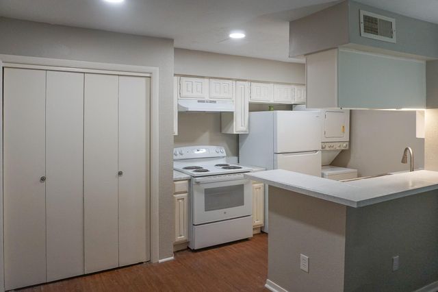 2110 Wilcrest Drive 147, Houston, TX 77042