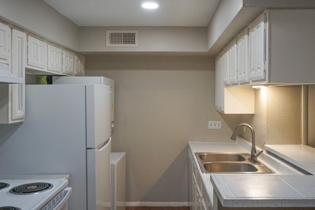 2110 Wilcrest Drive 147, Houston, TX 77042