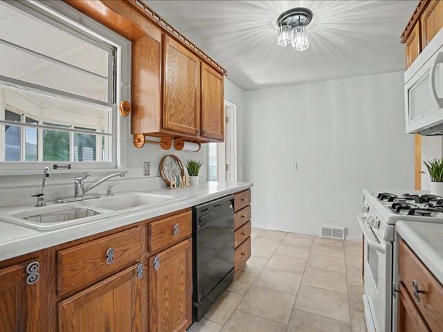 810 12th Street W, Milan, IL 61264