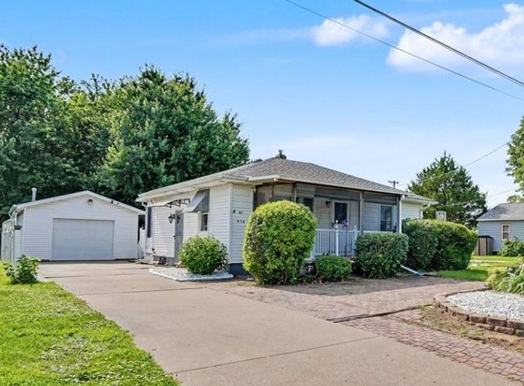 810 12th Street W, Milan, IL 61264