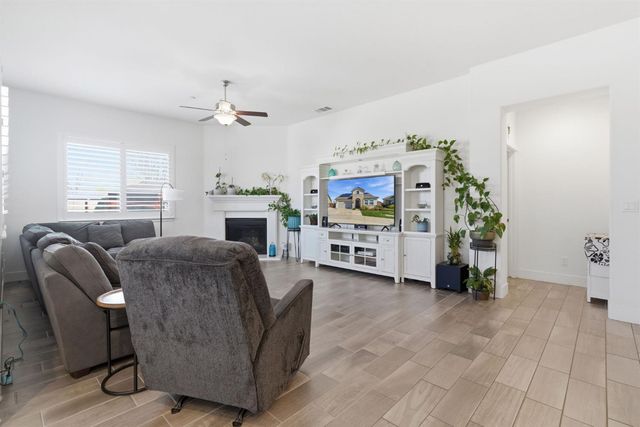 1104 Basalt Dr, Los Banos, CA 93635