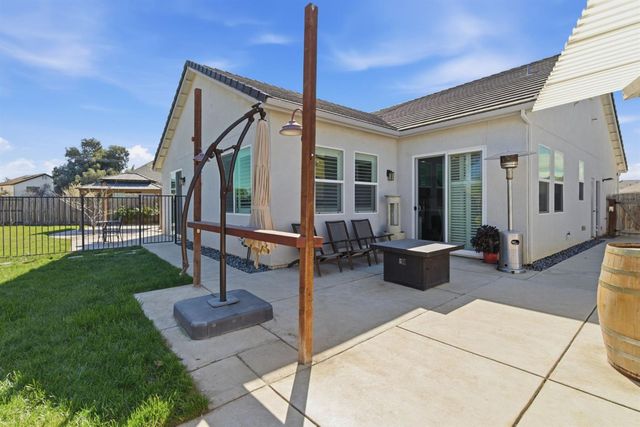 1104 Basalt Dr, Los Banos, CA 93635