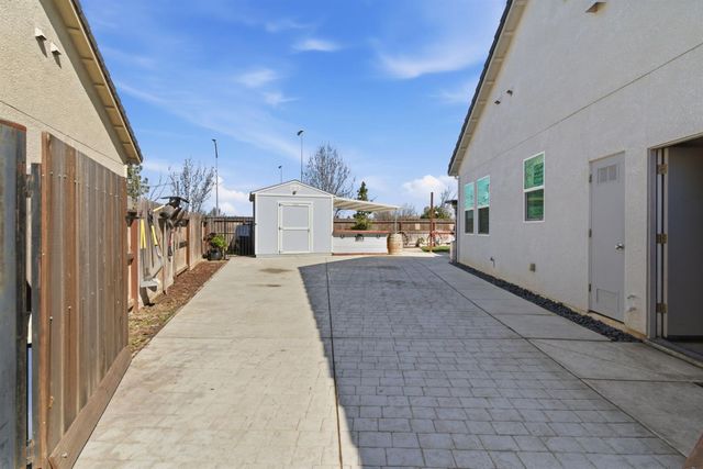 1104 Basalt Dr, Los Banos, CA 93635