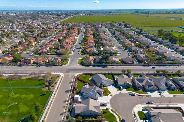 1104 Basalt Dr, Los Banos, CA 93635