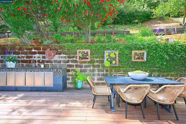817 Mariposa Rd, Lafayette, CA 94549