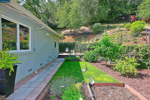 817 Mariposa Rd, Lafayette, CA 94549