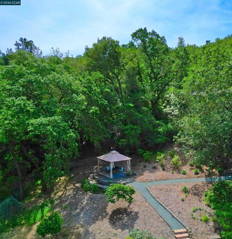 817 Mariposa Rd, Lafayette, CA 94549