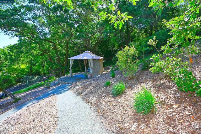 817 Mariposa Rd, Lafayette, CA 94549