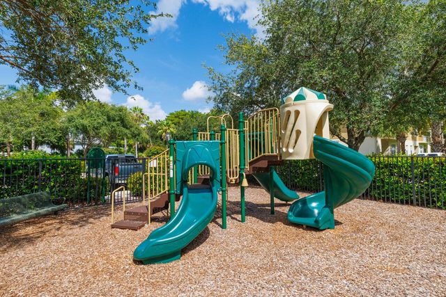 1560 SE Sheffield Terrace 102, Stuart, FL 34994