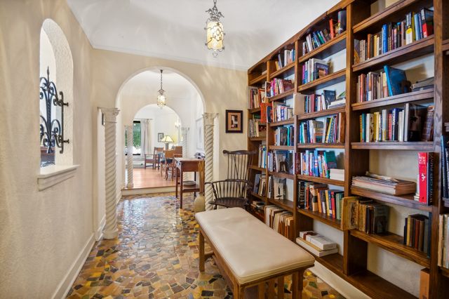 2109 W Jarvis Avenue 1, Chicago, IL 60645