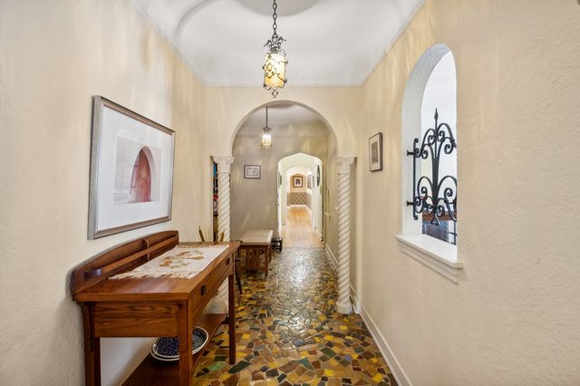 2109 W Jarvis Avenue 1, Chicago, IL 60645