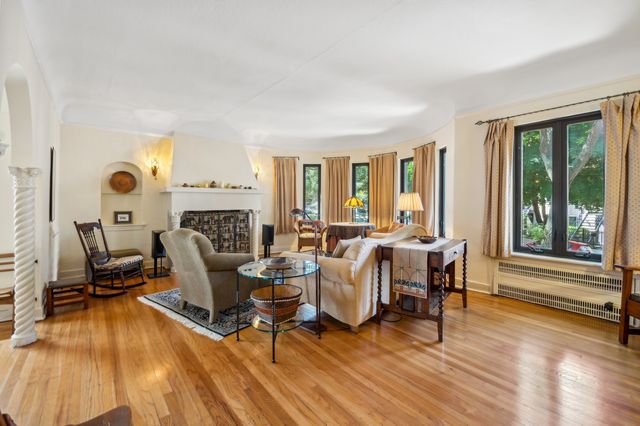 2109 W Jarvis Avenue 1, Chicago, IL 60645