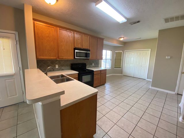 907 Christopher, Baytown, TX 77521