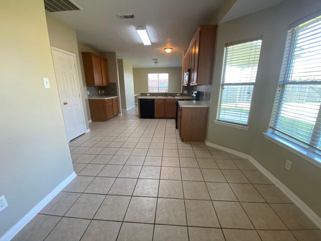 907 Christopher, Baytown, TX 77521