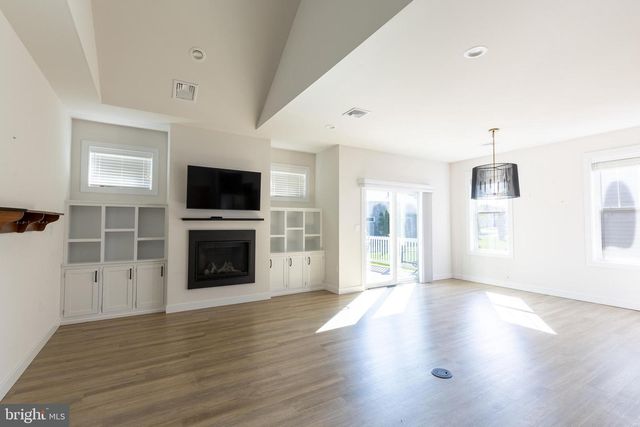 1404 BARRINGTON DR, Mount Joy, PA 17552