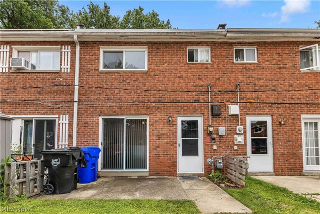 6051 Glenway Drive Q, Brook Park, OH 44142