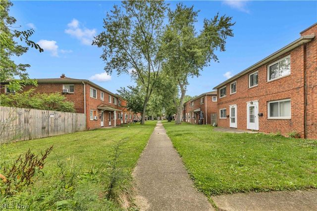 6051 Glenway Drive Q, Brook Park, OH 44142
