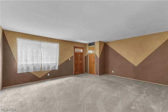 6051 Glenway Drive Q, Brook Park, OH 44142
