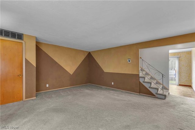 6051 Glenway Drive Q, Brook Park, OH 44142