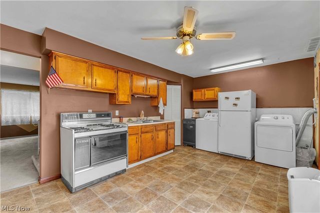 6051 Glenway Drive Q, Brook Park, OH 44142